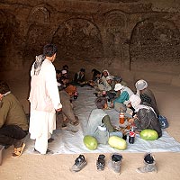 Afghanische Mitarbeiter bei der Mittagspause